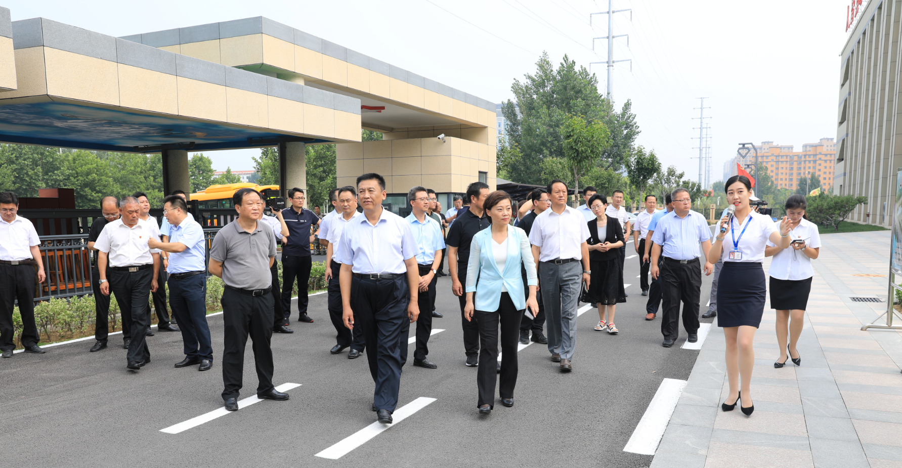 7月16日，金乡县委书记董冰带领党政考察团一行莅临我校参观考察