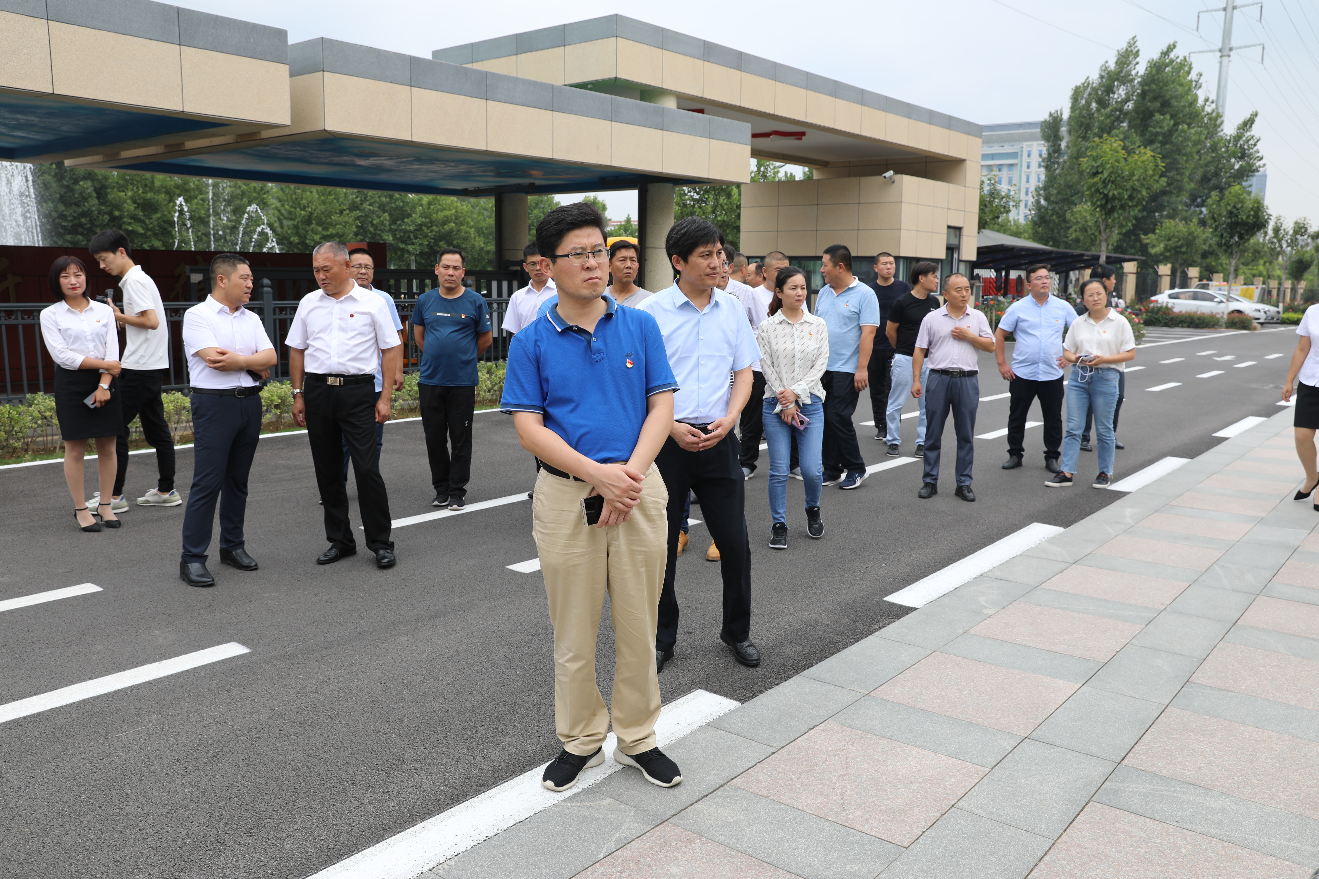 7月18日，济宁市太白湖新区许庄街道党工委书记田玉平一行到北大新世纪邹城实验学校进行现场考察观摩