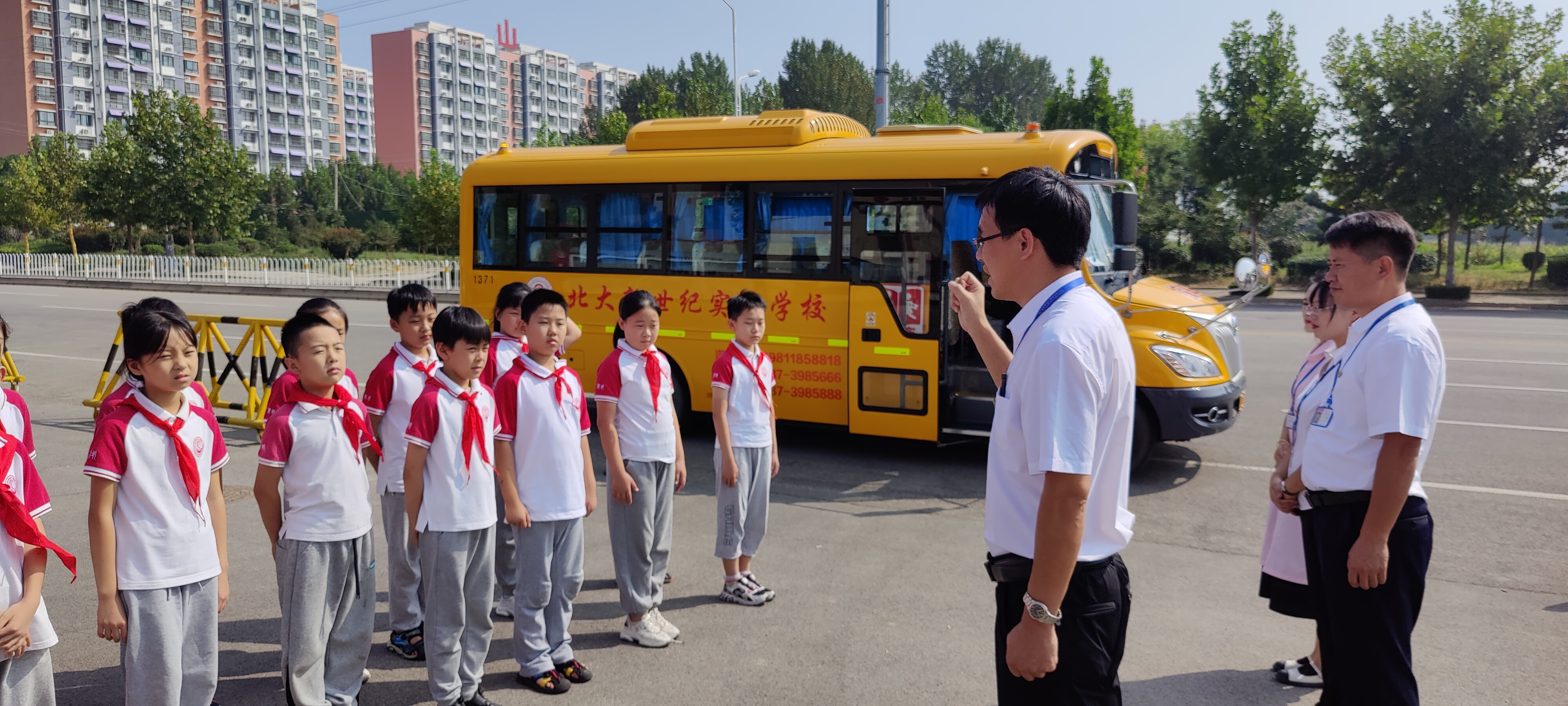 北大新世纪邹城实验学校校车安全应急演练